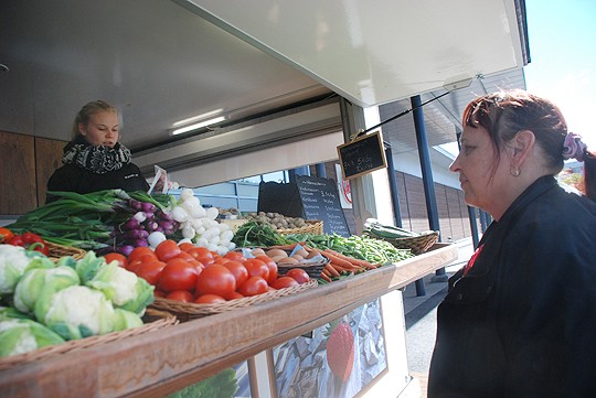 Maija Parviainen kävi ostamassa juhannuspöytään uusia perunoita ja tomaatteja. Myyjä Lotta Isaksson odottaa juhannusta edeltävistä päivistä vilkkaita.