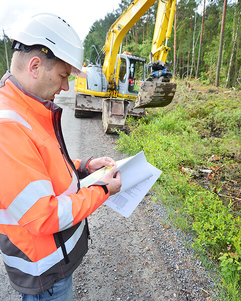 Osuuskunnan viemäriä aletaan laskea Kivilinnantien viereen. Työ alkoi tiistaina kantojen repimisellä. Kaivurin puikoissa oli Janne Karjalainen ja Marko Kanerva katsahti vielä kerran karttaan.