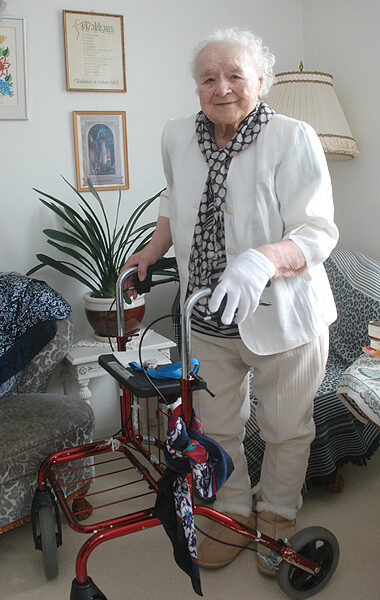 Palvelutalossa asuva Helly Kaisla sanoo, että koti on aina rakas, on se millainen hyvänsä.