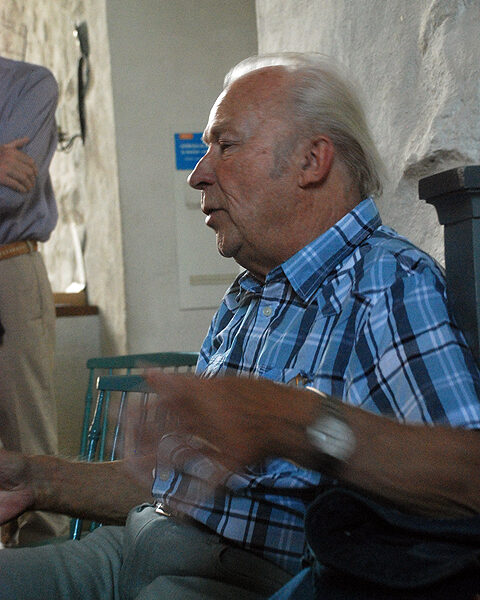 Aulis Sallinen myhäilee sävellystyön alkavan siitä, että säveltäjä pimputtaa pianolla leikkimielisesti.