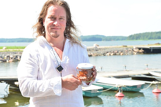 Janne Rautio toivoo, että jatkossa suomalaiset söisivät omien vesien kalaa. Kuivattu hauki on yksi esimerkki siitä, miten moneksi vaaleat suomalaiset kalat käyvät.