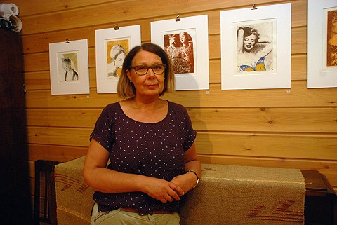 Marleena Myllykoski on asettanut töidensä ohelle myös välineet, joilla taidegrafiikkaa tehdään.