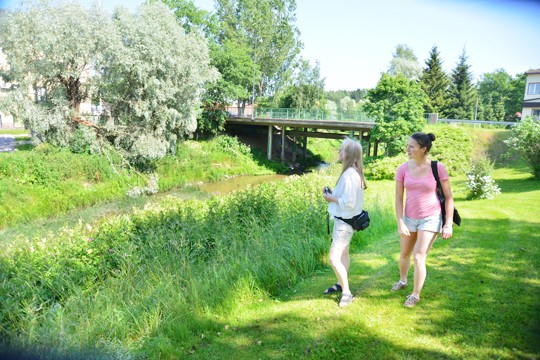 Kirkonkylissä näkyy joskus selvä sosiaalinen hierarkia; kirkko on keskipiste, jota seuraavat pappila ja kunnantalo. Maija Rautamäki (vas) ja Ina Westerlund tutkailivat joenvarren näkymiä Perniössä maanantaina.