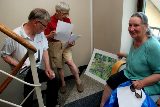 Perniökulttuuri-säätiön Antero Peijonen ja Kirsti Leikkonen pohtivat viime viikolla Marja-Liisa Katajasaaren kanssa, mitkä teokset näyttelyyn valitaan.