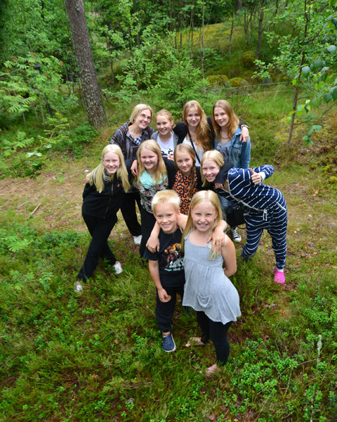 Osa Leticia-kuorosta ja osa sen perniöläisjäsenistä oli koolla tiistaina; Saara Kemppaisen seurana takarivissä ovat Ullariikka Eriksson, Tuuli Turunen ja Sofia Majuri, keskellä Ronja Kemppainen, Noora Löflund, Kaisa Kaartinen sekä Maria, Hermanni ja Laura Kemppainen.