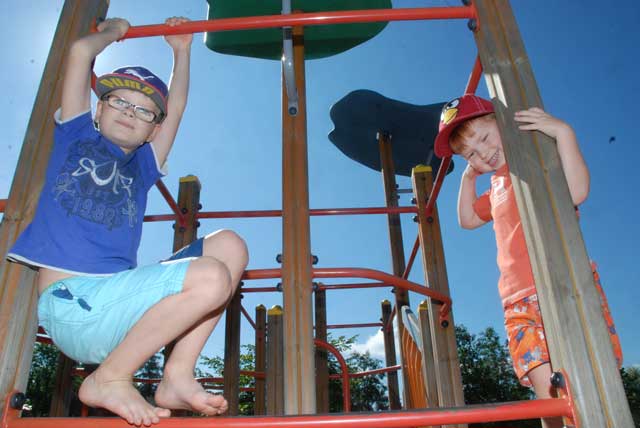 Kaur (oik.) aloittaa tulevana syksynä koulun. Koulumatkaan on jo tutustuttu. –Vähän jännittää, Kaur myöntää. Pikkuveli Oliverilla on ekaluokkaan vielä aikaa.