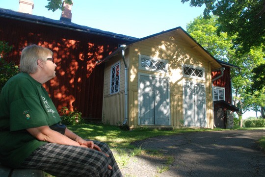 Raija Laine pitää Punaista pappilaa hyvänä kahvilapaikkana, sillä siellä on helteelläkin viileää.