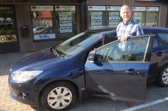 Kiinteistövälitysyrittäjä Toni Tammi sukkuloi Perniön ja Salon välissä.