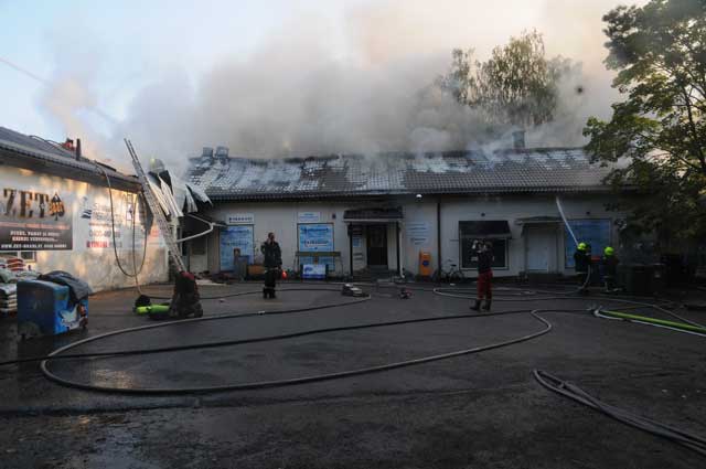 Tuli eteni vintillä koko rakennuksen pituudelta.