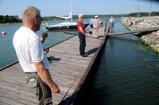 Förbyn pienvenesatamassa vietettiin leppoisaa kesäpäivää maanantaina. Paimiolaiset Vesa ja Helena Ahtiainen nyppivät tasatahtiin pieniä särkiä.