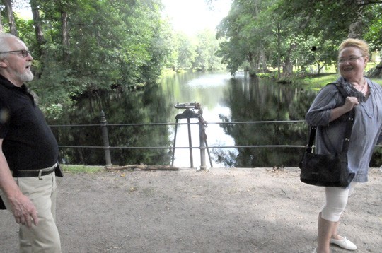 Olavi ja Pirkko Metsäranta kartanon padolla. Lammessa kalastetiin kesällä ja pelattiin jääkiekkoa talvella, kertoi Metsäranta.