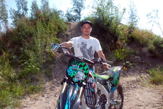 Tulevana viikonloppuna Sebastianilla on esitys Alahärmän Powerparkissa uudella pyörällään.