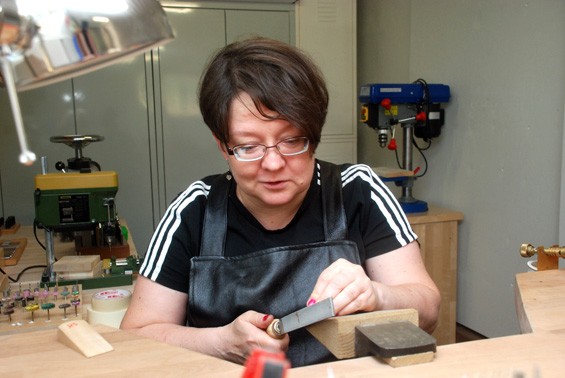 Saila Halonen kertoo, että nuoret käyttävät nykyään ahkerasti koruja.