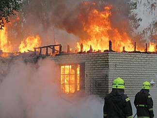 Salaman sytyttämä omakotitalo paloi kokonaan.