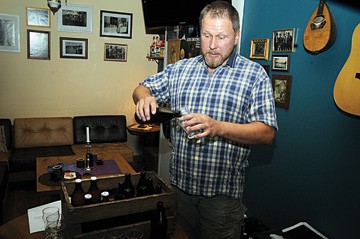 Tuomo Holm jätti työsä ja kouluttautui oluenpanijaksi. Kyläpanimon tuotteille on etsitty oikea maku keittämällä pieneriä, joulukuussa mittakaava on kokonaan toinen.