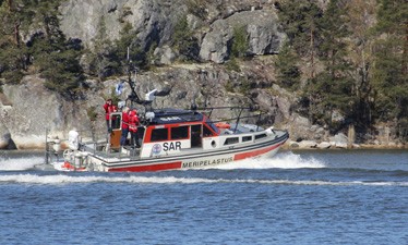 Salon Meripelastajien vene Draken vauhdissa.