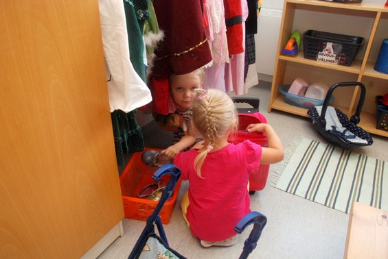 Oona Ojanen ja Nella Turunen leikkivät avoimen päiväkodin yhteydessä järjestetyssä leikkikoulussa. Avoin päiväkoti siirrettiin jo lukion puolelle.