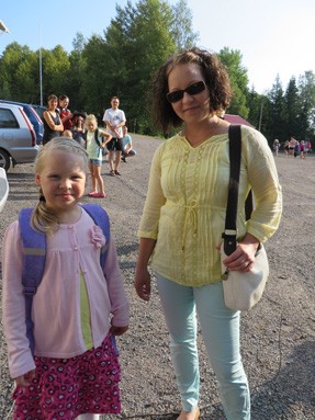 Iida Varemäki saattoi tyttärensä Juulian aloittamaan koulun ensimmäistä luokkaa.