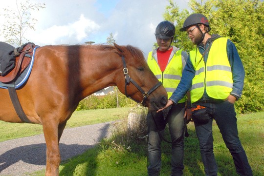 Eero Yli-Vakkuri ja Pietari Kylmälä vuorottelevat ratsastusta. Toivottu poika saa sen sijaan kävellä koko matkan Turusta Helsinkiin.