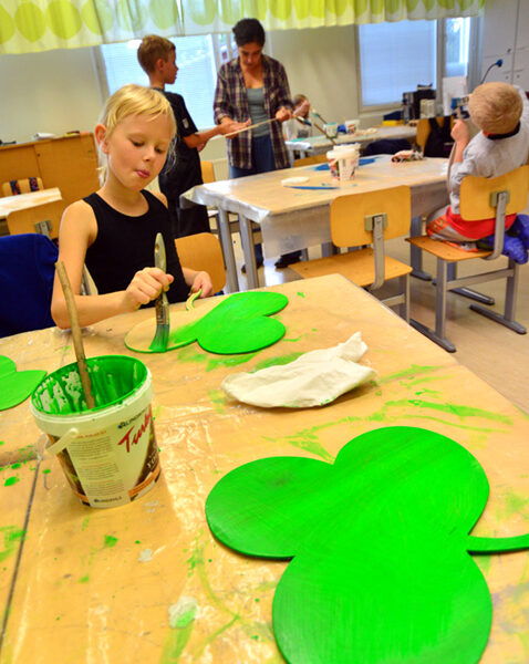 Kirjaston lastenosaston ilme kohenee monenlaisilla vihreillä lehdillä. Siveltimen varressa on Sara Lehmusharju.