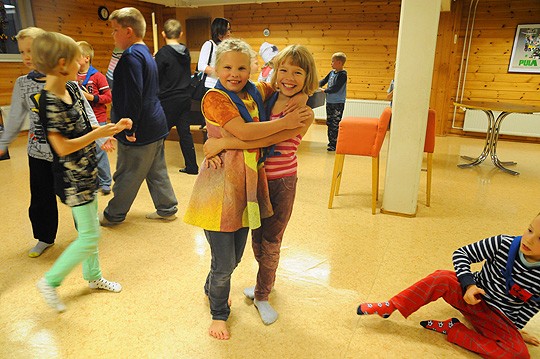 Sudenpennut Eveliina Mäenpää ja Wilhelmiina Kanto tapasivat kesätauon jälkeen kololla.