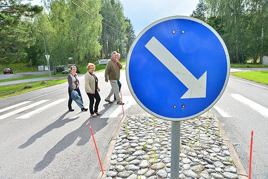 Liikenneasiat kuten ylinopeus ovat yksi pitäjäyhdistys Särfinin huolenaiheista. Mallia tienylittämiseen näyttävät yhdistyksen Mirja Meriluoto, Marja Tast, Kari Salminen ja Heikki Liede.