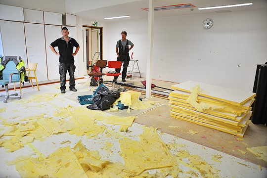 Särkisalokodin remonttitöiden aluksi irrotettiin muun muassa seinien tukikaiteet ja katon kulahtaneet akustolevyt. Työmaalla olivat viime viikolla Jussi Kämi ja Hannu Kangasniemi.