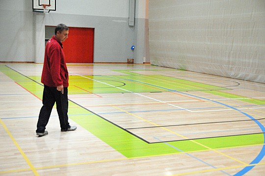 Liikuntahallin lattian maalaukset ovat entistä selkeämmät, kertoo hallinhoitaja Juha Mannonen.