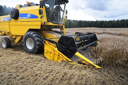 Pasi Työppönen pui tiistaina kevätvehnää.