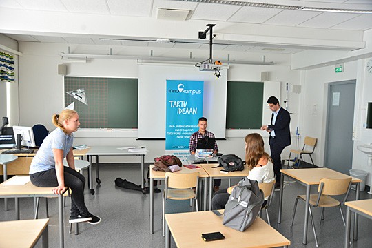 Ideakisan innovaatiot luettiin suoran videoyhteyden kautta tuomareille. Suoran lähetyksen tunnelmissa Hanna-Riina Raunio, Max Pohjonen, Sanni Oksanen ja kilpailun puolesta Egzon Delija.