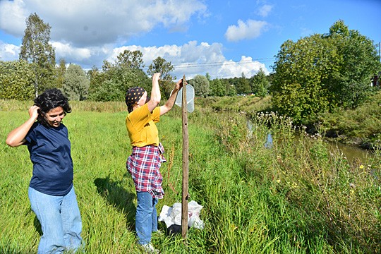 Andrea Vannucchi ja Leena Muuri pystyttivät niitylle opasteita viime viikolla.
