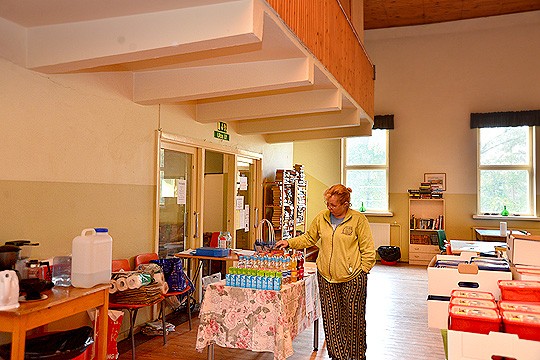 Seuratalon sali käy niin sählypeleihin, myyjäisiin kuin elokuvailtoihin tai yhteislaulutapahtumiinkin, miettii Kristiina Pihtlahti.