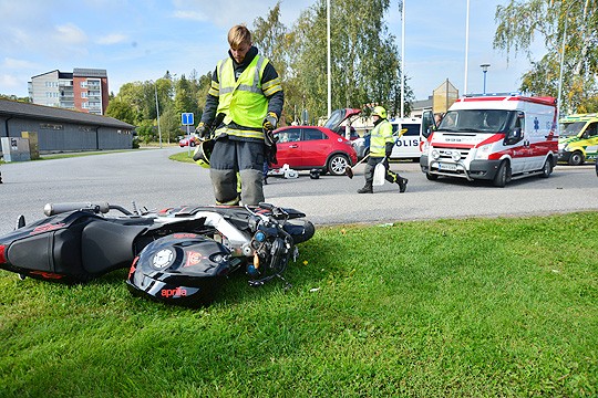 Onnettomuuspaikan raivaus sulki Heikkiläntien joksikin aikaa.