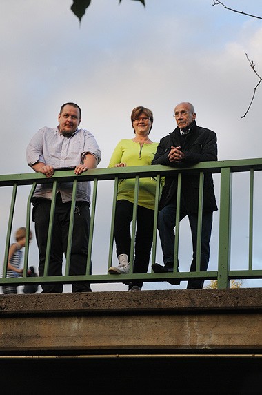 Perniön kirkonkylää halkova joki ja etenkin sen varret voisivat tarjota mahdollisuuksia monenlaiseen, miettivät kirkonkyläyhdistyksen Otso Lapila, Helena Suonio ja Markku Koskinen.