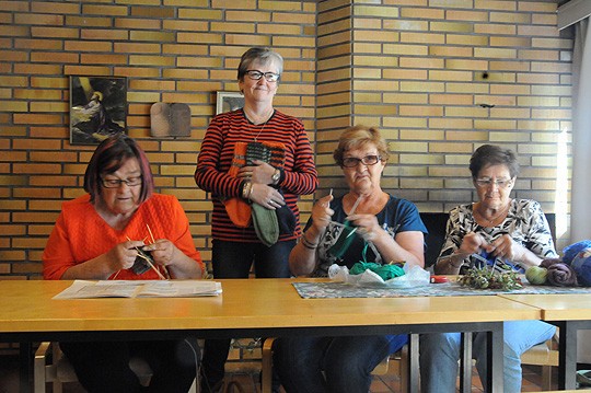 Sinikka Vanhanen, Kristina Markkula, Marja-Leena Lehtonen ja Terttu Peltola tutussa puuhassa, viisikymmentä paria on jo valmiina.