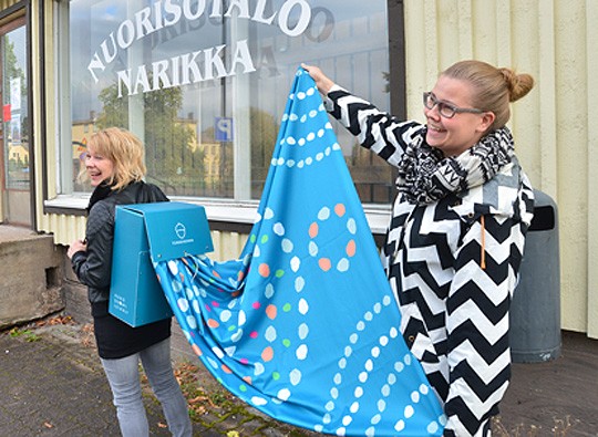 Terhokerhoihin kuuluu Jenni McGillin selässä oleva reppu, josta Taija Jokilehto vetää ulos liinaa, joka puolestaan voi kerhoissa olla vaikka pöytäliina tai nukketeatteriesityksen sermi.