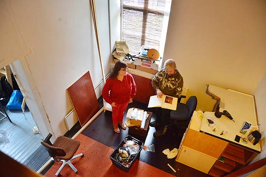 Tero Pelto-Knuutila ja Mia Mikkola jatkavat Pajakullan toimintaa Teijolla. Pelto-Knuutila näyttää albumista kuvia käsintehdyistä plektrakoteloista.