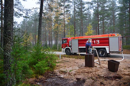 Vesipostit haja-asutusalueella säästävät tulipalossa sammuttajien muutenkin niukkaa aikaa, toteaa Perniön VPK:n Hannes Aaltonen. Hän koekäytti Tuohitun osuuskunnan uuden vesipostin viime viikolla.