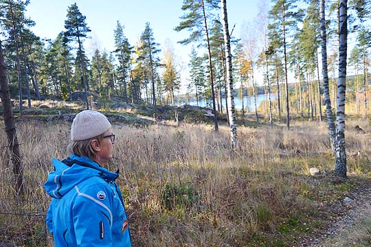 Tapani Kakon edessä häämöttävät golfkenttä ja Teijonselkä, vasemmalle puolelle rinteeseen alkavat nousta ensimmäiset loma-asunnot.