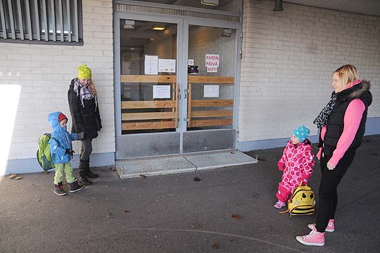 Avoin päiväkoti on jo saanut paikan entisestä lukiosta, ensi vuonna suunnitellaan muiden päivähoitotoimintojen uudelleenjärjestämistä Perniössä. Krista Säde Jeren kanssa ja Niina Soininen Nellan kanssa olivat eilisaamuna menossa avoimen päiväkodin leikkikouluun.