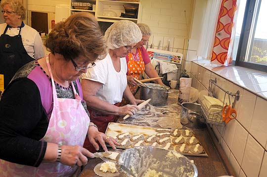 Piirakkalinja on tehokas. Edessä Ritva Anttila Suomusjärveltä ja Terttu Saikkonen ja Hilkka Laukka Kemiönsaarelta.