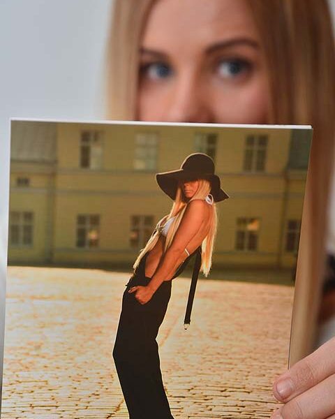 Kimmo Karvinen ottaa ison osan Marika Loimulahden blogin kuvista. Loimulahden esittelemä kuva otettiin Turun vanhalla suurtorilla.