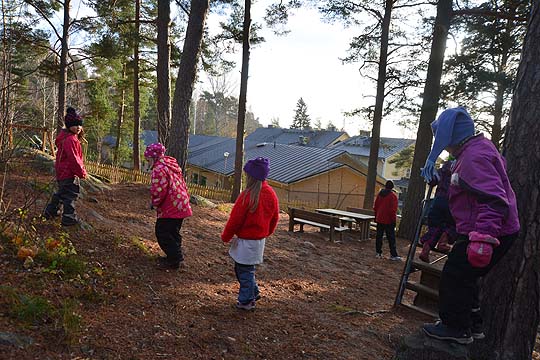 Särkisalon päiväkodin leikkipaikka pysyy metsänreunassa, mutta ulkoalueiden turvallisuutta parannetaan vielä rakentamalla uusi aita koko piha-alueen ympäri.