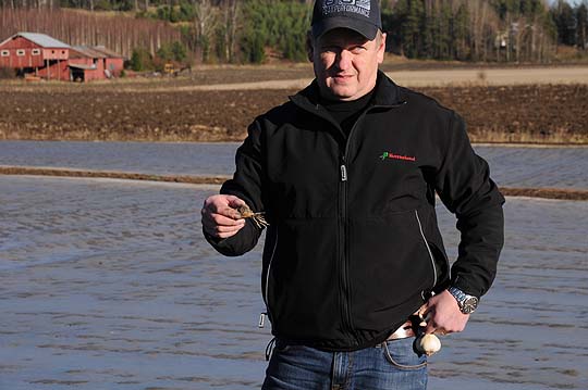 Jari Pitkäsen takana harson alla talvehtii aineksia ensi syksyn herkkuihin.