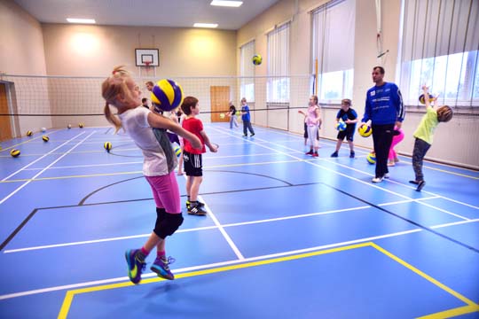 Sisun lahjoittamat kymmenen lentopalloa pääsivät heti harjoituskäyttöön. Mikko Venhomaa katselee, miten lyönnit alkavat sujua.
