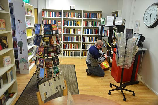 Ilman henkilökuntaa ei itsepalvelukirjastokaan toimi: kirjastovirkailija Tero Berg käy noin kerran viikossa muun muassa tyhjentämässä lainausautomaatin.