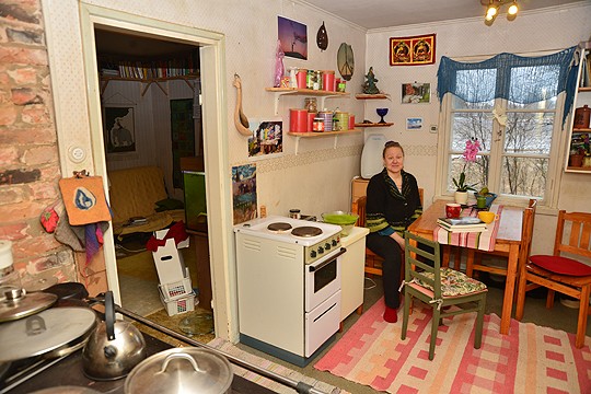 Erja Varis pyrkii pienin askelin kohti omavaraista elämää. Kotitalo Kiskossa on sitä jo osin: lämpö tulee polttopuusta ja vesi omasta kaivosta.