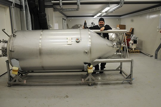 Tuomo Holm esittelee kyläpanimon käymisastiaa. Yhdessä astiassa käy 1600 litraa olutta eli 3200 tuopillista tai runsaat 5200 pikkutölkillistä.