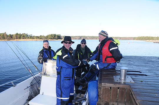 Ari Pettinen, Petri Järvinen, Jarno Pöllänen ja Markku Salonen tankkasivat veneen Förbyn rannassa ennen kalastusreissua.