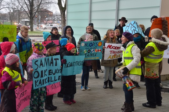 Linja-autollinen särkisalolaisia antoi Maija Buttersin johdolla kuulua, miten tärkeä nuorisotila saaren nuorille on.